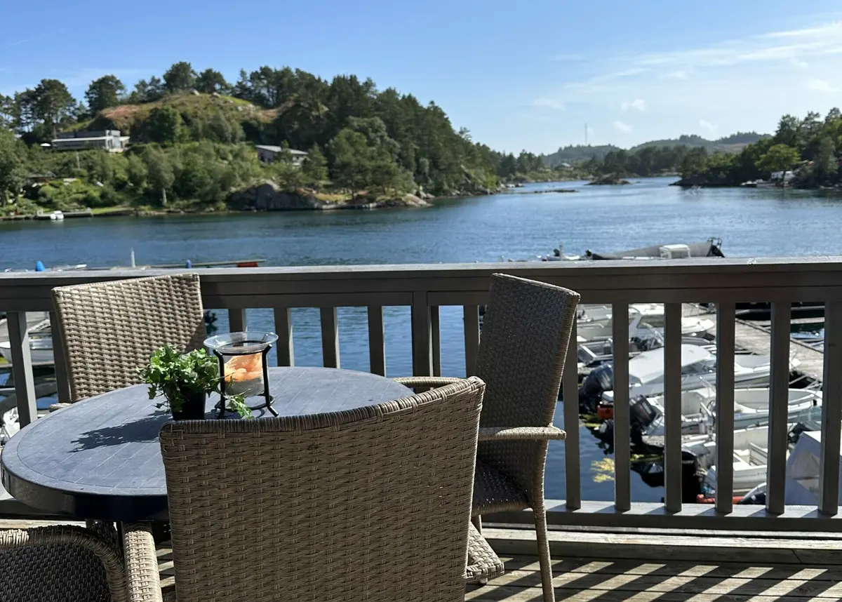 Balkong med utemøbler og utsikt over sundet