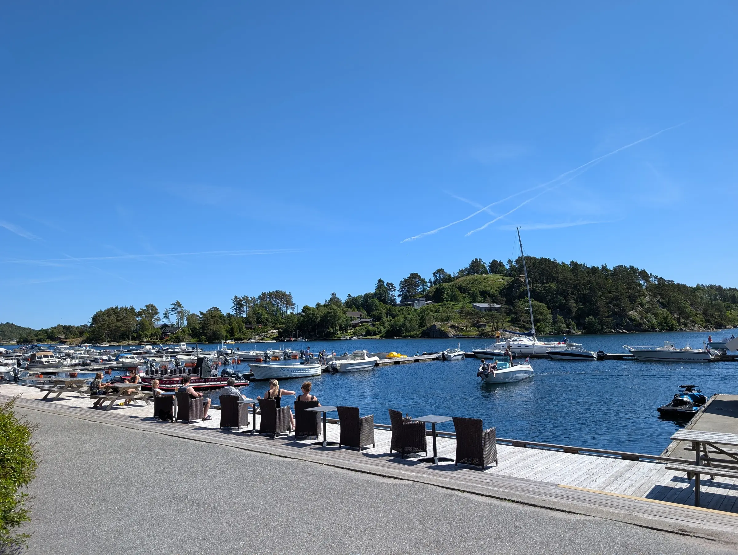 Uteservering på brygga ved Marinaen